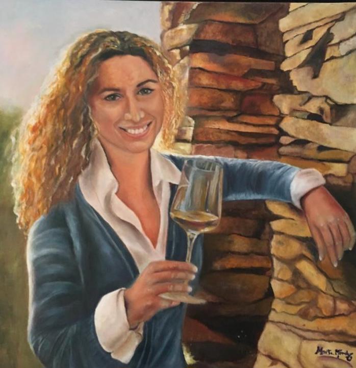 Retrato al óleo de una mujer con copa de vino blanco junto a un muro de piedra